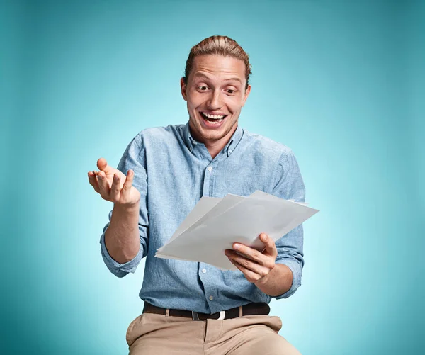 Estudiante sonriente inteligente con gran idea sosteniendo el cuaderno — Foto de Stock