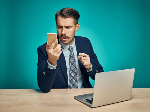 Triste jovem trabalhando no laptop na mesa — Fotografia de Stock