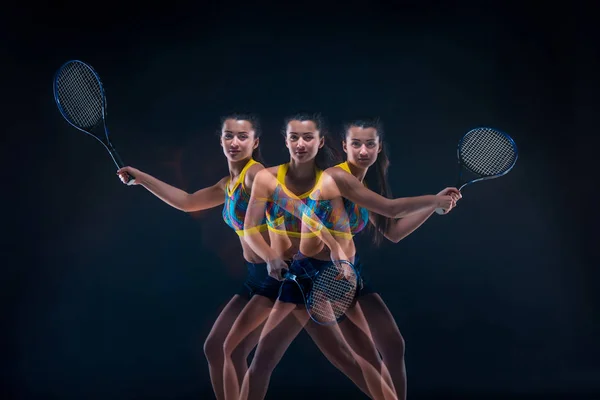 Porträtt av vacker flicka tennisspelare med en racket på mörk bakgrund — Stockfoto