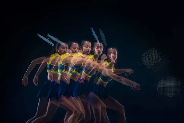 Porträtt av vacker flicka tennisspelare med en racket på mörk bakgrund — Stockfoto