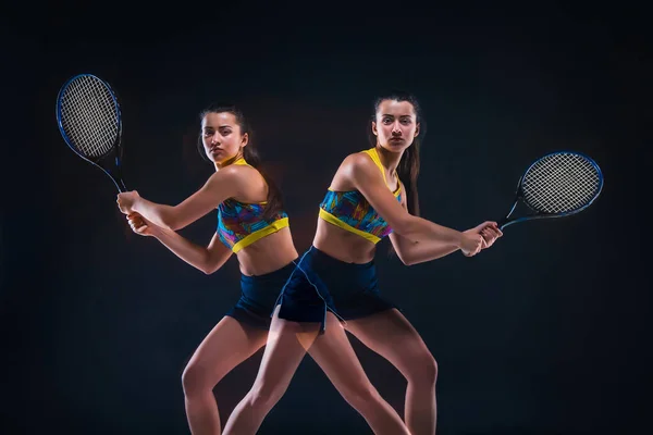 Porträtt av vacker flicka tennisspelare med en racket på mörk bakgrund — Stockfoto