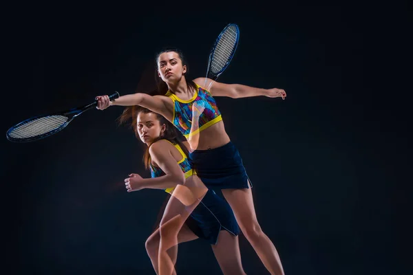 Портрет красивой теннисистки с ракеткой на темном фоне — стоковое фото