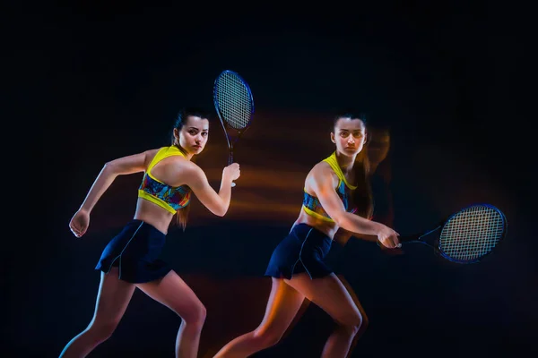 Портрет красивої дівчини тенісистки з ракеткою на темному тлі — стокове фото