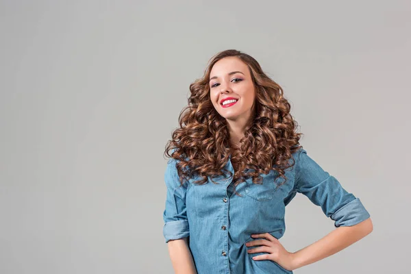 La chica sonriente sobre fondo gris estudio — Foto de Stock