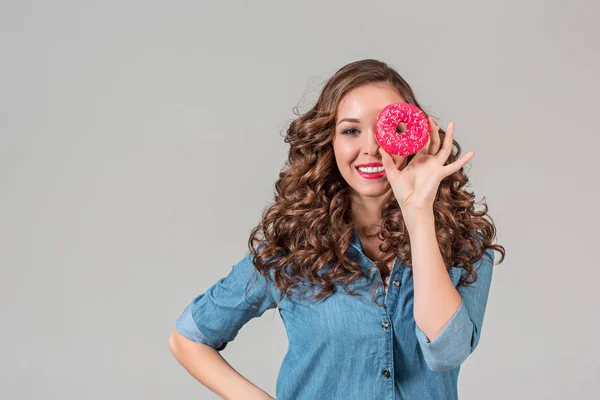 Yuvarlak kek gri studio zemin üzerine gülümseyen kız — Stok fotoğraf