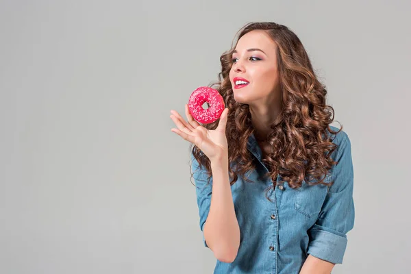 Gadis tersenyum di latar belakang studio abu-abu dengan kue bundar — Stok Foto