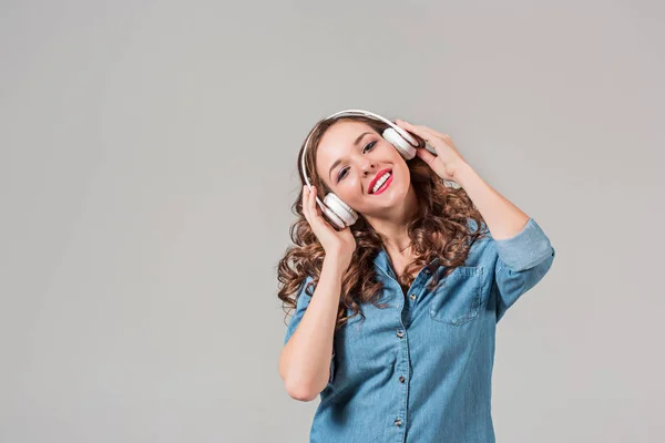 Счастливая молодая женщина слушает музыку в наушниках. — стоковое фото