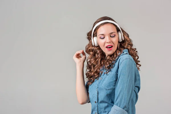 Mujer joven y feliz escuchando música con auriculares. —  Fotos de Stock