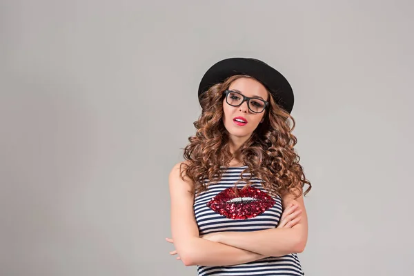 Chica en gafas y sombrero — Foto de Stock