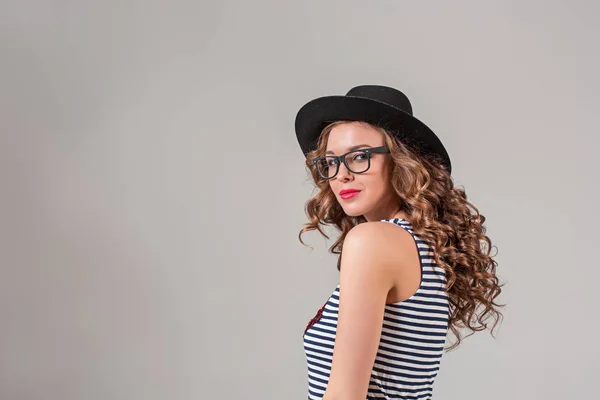 Lány a szemüveg és a kalap — Stock Fotó