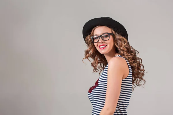 Дівчина в окулярах і капелюсі — стокове фото