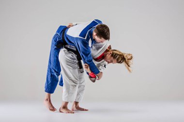 Gri üzerine poz iki judocular savaşçıları