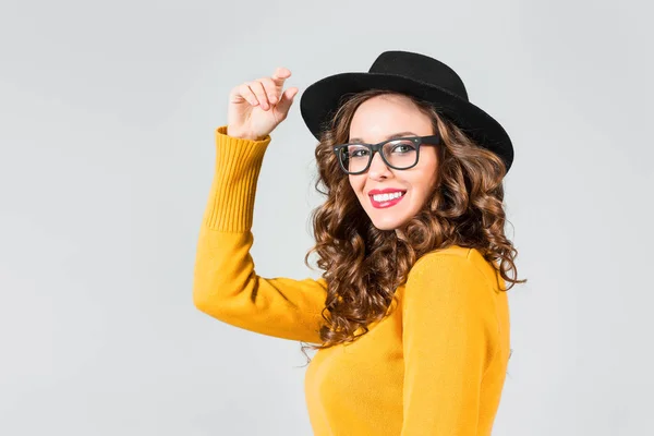 Flickan i glasögon och hatt — Stockfoto