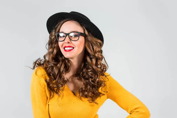 Flickan i glasögon och hatt — Stockfoto