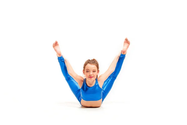 Het tiener meisje doen gymnastiek oefeningen geïsoleerd op witte achtergrond — Stockfoto