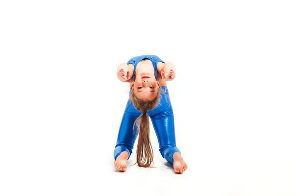 Beyaz arka plan üzerinde izole jimnastik egzersizleri yapıyor genç kız — Stok fotoğraf