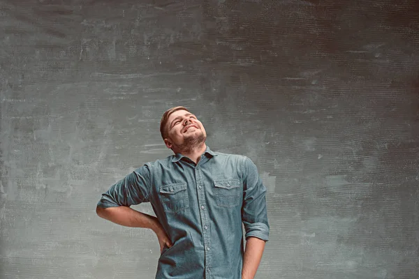 Retrato de hombre feliz sonriente de pie en el estudio — Foto de Stock