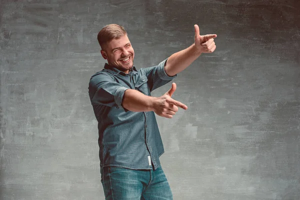 Retrato de hombre feliz sonriente de pie en el estudio — Foto de Stock