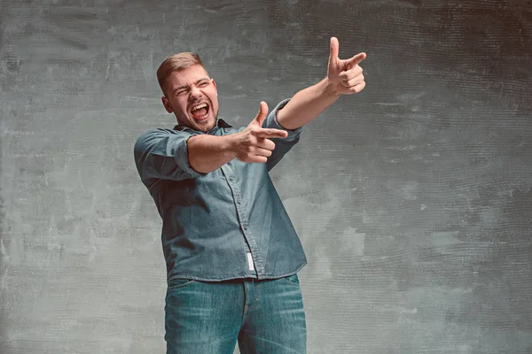 Porträtt av leende glad man stående i studio — Stockfoto