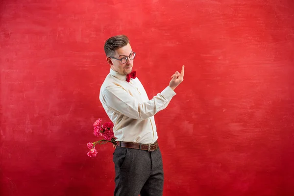 Uomo in possesso di bouquet di garofani dietro la schiena — Foto Stock