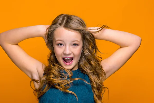 El rostro de la chica adolescente feliz — Foto de Stock