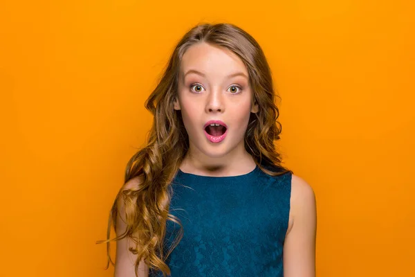 La chica adolescente sorprendida — Foto de Stock