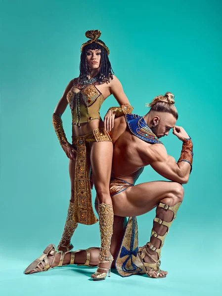 El hombre, la mujer en las imágenes del faraón egipcio y Cleopatra —  Fotos de Stock