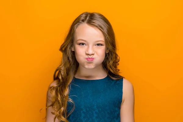 O rosto da menina adolescente feliz brincalhão — Fotografia de Stock