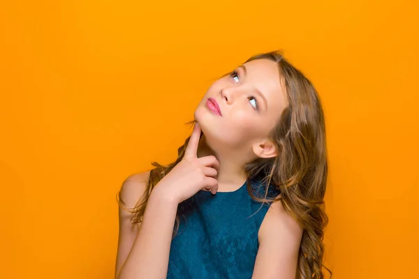 O rosto da menina adolescente feliz — Fotografia de Stock