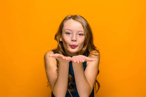 O rosto da menina adolescente feliz brincalhão — Fotografia de Stock