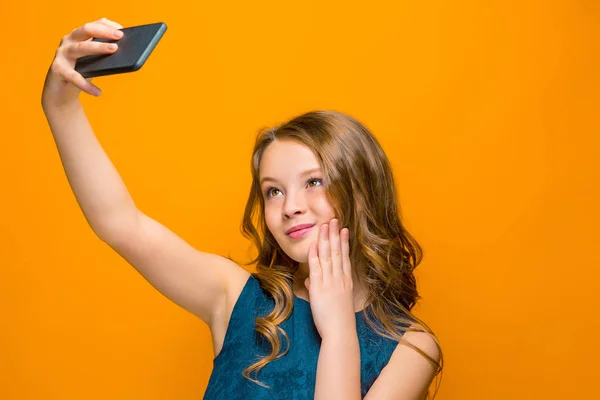 Лицо игривой счастливой девочки-подростка с телефоном — стоковое фото