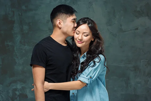 Retrato de pareja coreana sonriente en un gris — Foto de Stock