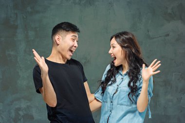 Koreli çift üzerinde gri bir gülümseyen portresi