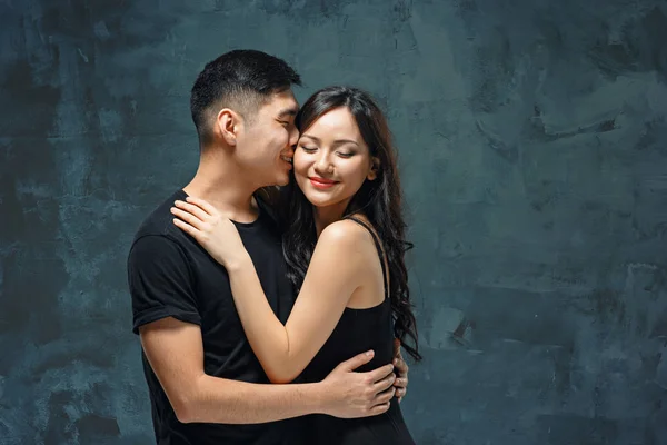 Retrato de casal coreano sorridente em um cinza — Fotografia de Stock
