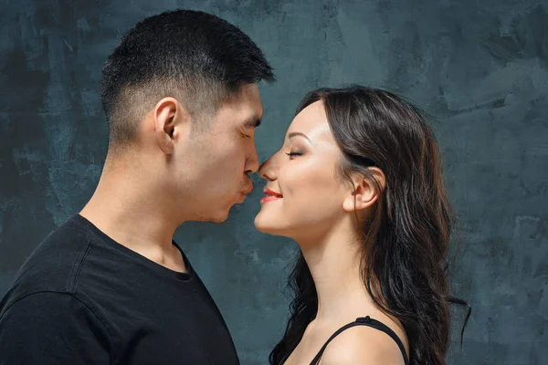 微笑在灰色的韩国夫妇的肖像 — 图库照片
