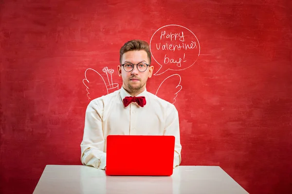 Young funny man with laptop at St. Valentines Day — Stock Photo, Image