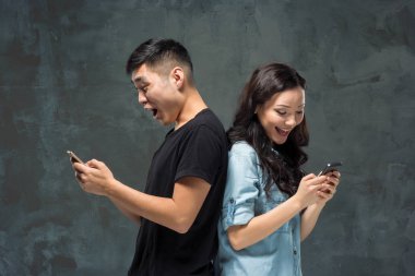 Cep telefonu, portre portre kullanarak Asya Genç Çift.