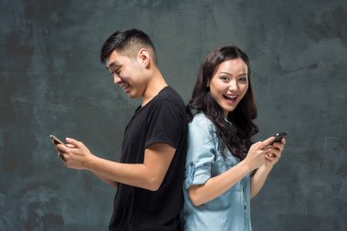 Cep telefonu, portre portre kullanarak Asya Genç Çift.