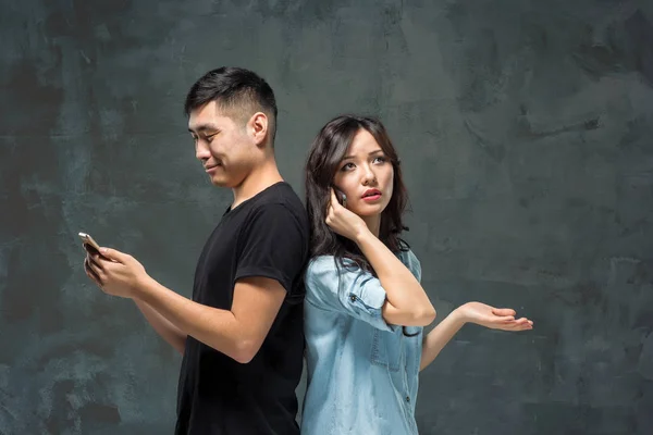 Asiática joven pareja usando celular, primer plano retrato . —  Fotos de Stock