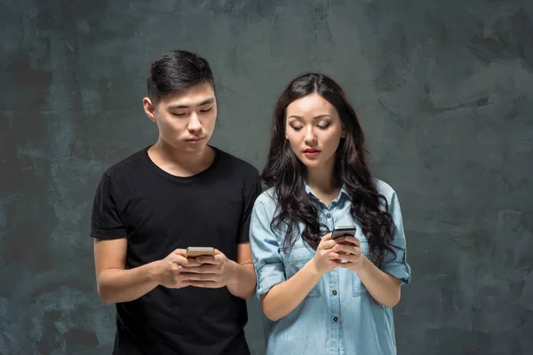 Молодая азиатская пара с мобильным телефоном, портрет крупным планом . — стоковое фото