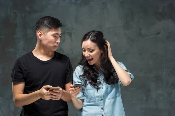 使用手机，特写肖像的亚洲年轻夫妇. — 图库照片