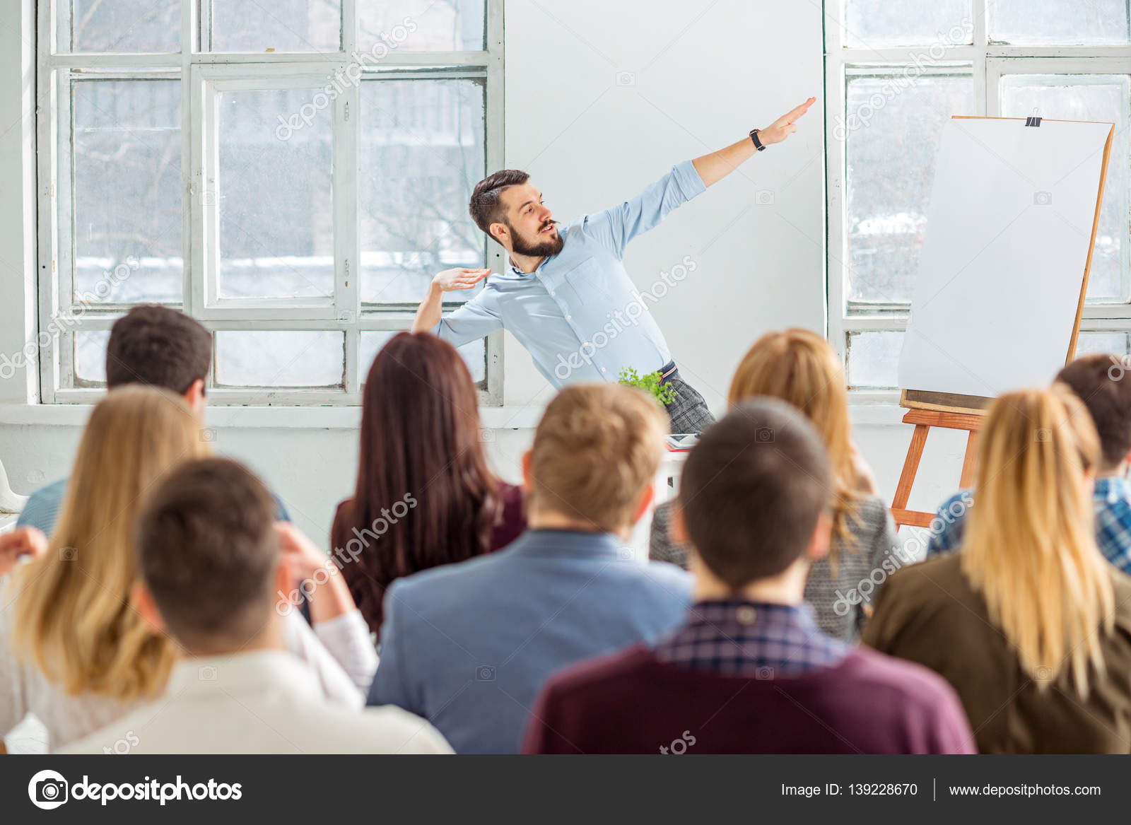 Public meeting. Public meeting. выступать перед публикой. Public meeting. аудитория людей.