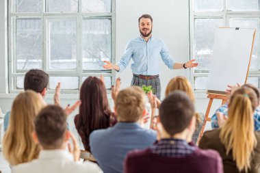 Konferans salonu iş toplantısında konuşmacı.
