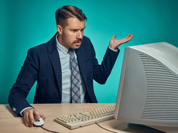 Surpreendido jovem trabalhando no computador na mesa — Fotografia de Stock