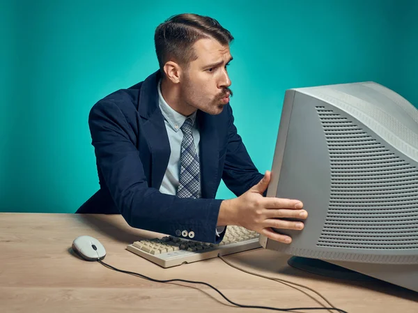 Портрет веселого молодого бізнесмена, що сидить з комп'ютером — стокове фото