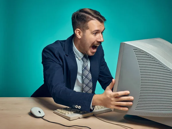 Retrato de jovem empresário alegre sentado com computador — Fotografia de Stock