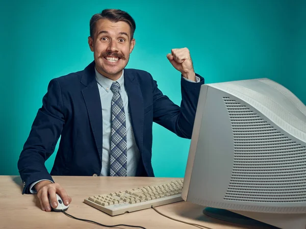 Retrato de joven empresario alegre sentado con el ordenador — Foto de Stock