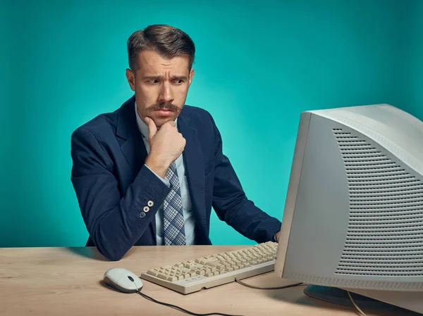 Triste jeune homme travaillant sur ordinateur au bureau — Photo