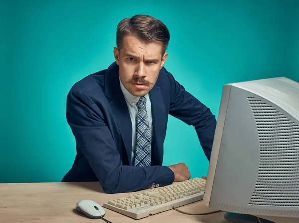 Triste jovem trabalhando no computador na mesa — Fotografia de Stock