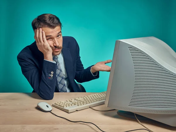 Triste jovem trabalhando no computador na mesa — Fotografia de Stock